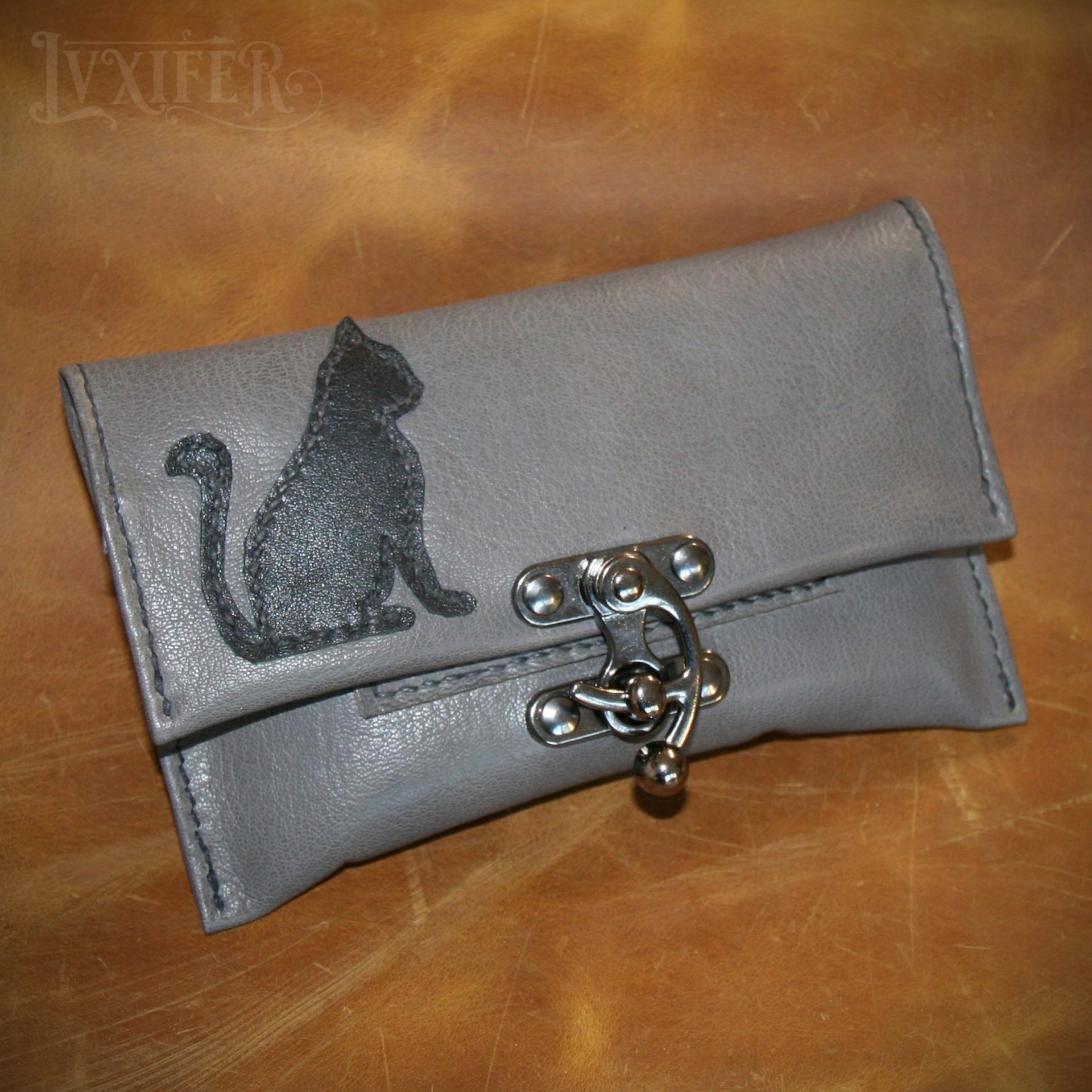 Blague à tabac gris, chat noir